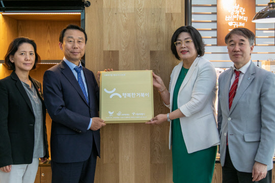 SPC그룹이 사회적기업 ‘행복한거북이’를 공식 출범했다. 사진은 행복한거북이 현판식을 진행하는 (왼쪽부터) 정선애 서울특별시 서울혁신기획관, SPC그룹 김범호 부사장, 윤미라 행복한거북이대표, 백경학 푸르메재단 상임이사. SPC그룹 제공